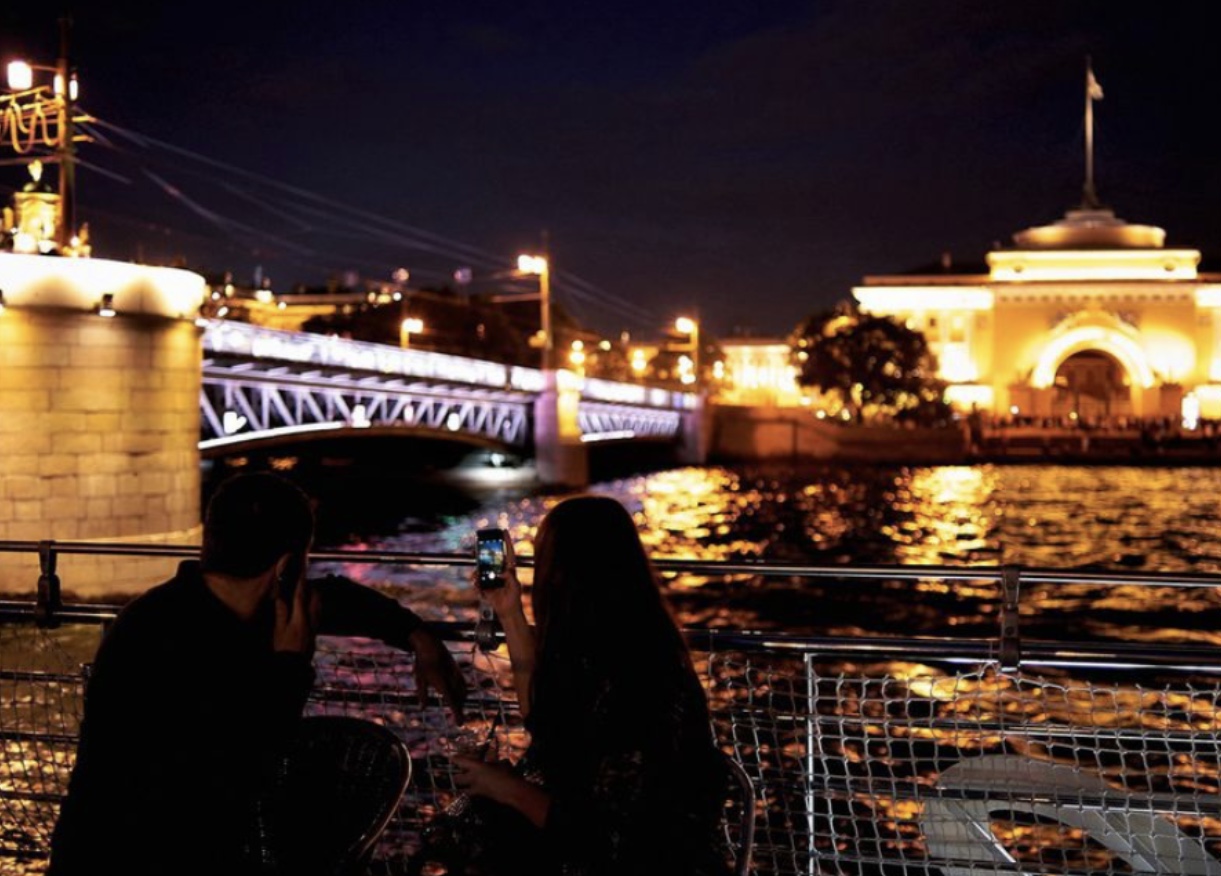 Ночная экскурсия по санкт петербургу разводные мосты. Ночная прогулка на теплоходе в Санкт-Петербурге развод мостов. Ночная водная прогулка в Санкт-Петербурге с разводом мостом. Ночная прогулка на теплоходе на Неве в Питере.