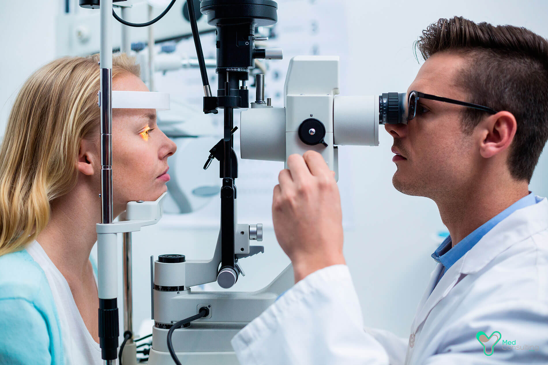 Проверка зрения врач. Офтальмологическое обследование. Оборудование офтальмолога. Человек у офтальмолога. Исследование глаза.